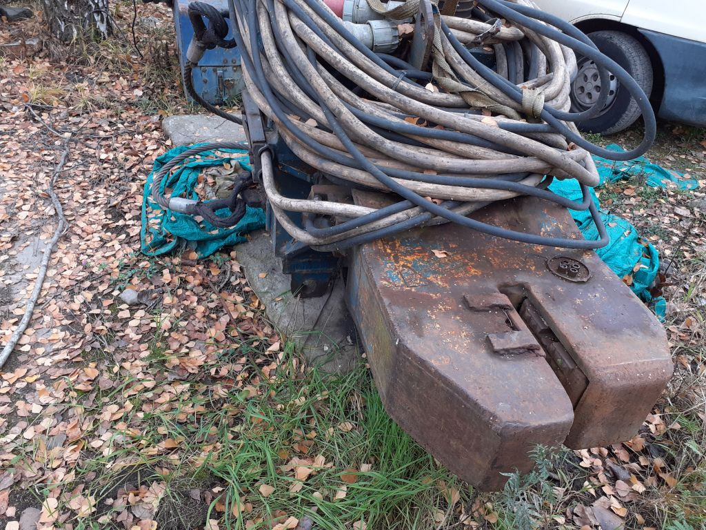 Wibromłot elektryczny TOMEN VM2-2000 do larsenów - Attachment for Construction machinery: picture 3 Wibromłot elektryczny TOMEN VM2-2000 do larsenów - Attachment for Construction machinery: picture 3