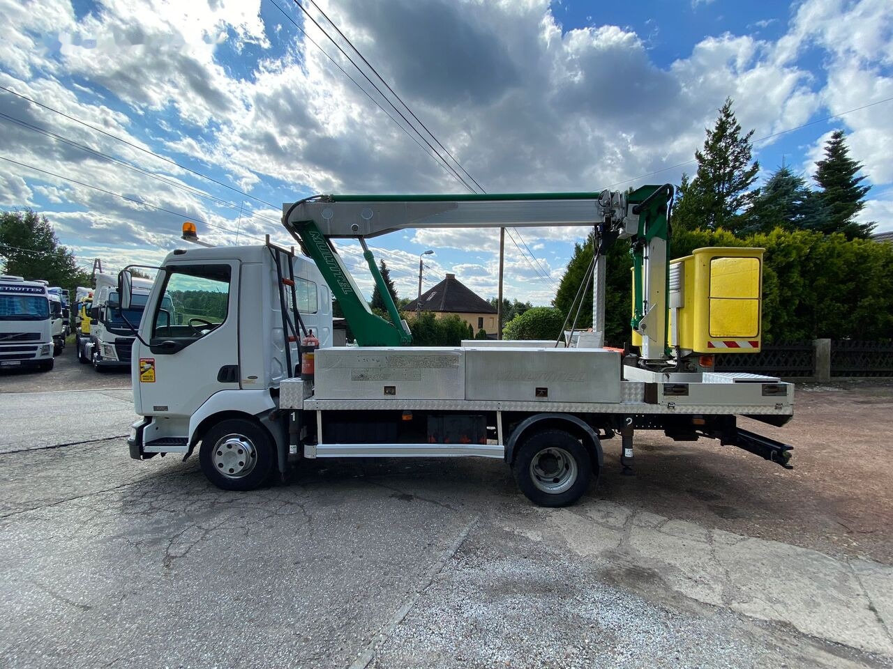 Renault Midlum Dci 220 - Truck mounted aerial platform: picture 2 Renault Midlum Dci 220 - Truck mounted aerial platform: picture 2