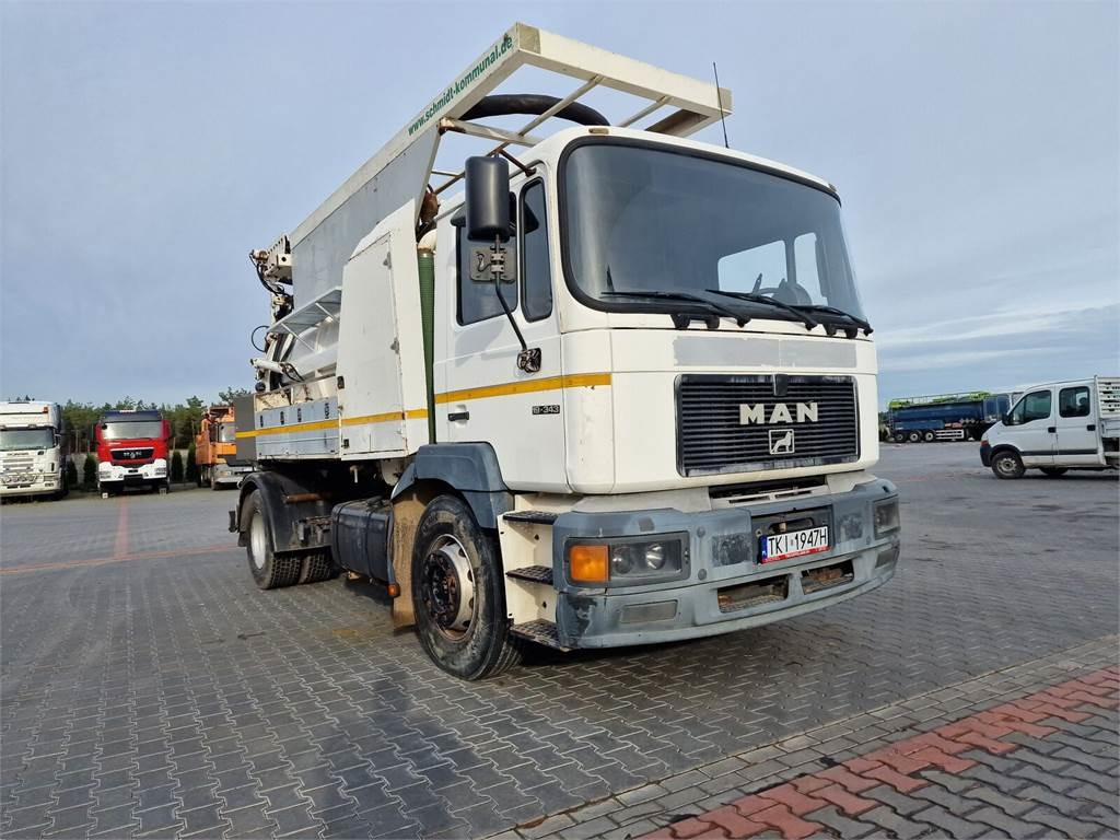 MAN WUKO MORO KOMBI FOR CHANNEL CLEANING - Vacuum truck: picture 2 MAN WUKO MORO KOMBI FOR CHANNEL CLEANING - Vacuum truck: picture 2