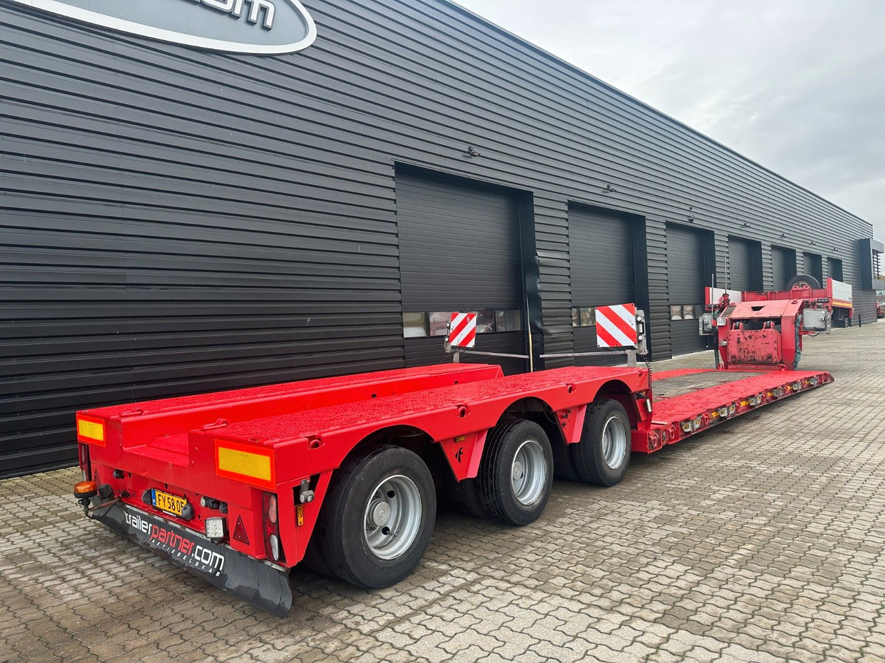 Faymonville 3 achs Tiefbett 300 mm Faymonville Megamax 3 achs Tiefbett 300 mm - Low loader semi-trailer: picture 2 Faymonville 3 achs Tiefbett 300 mm Faymonville Megamax 3 achs Tiefbett 300 mm - Low loader semi-trailer: picture 2