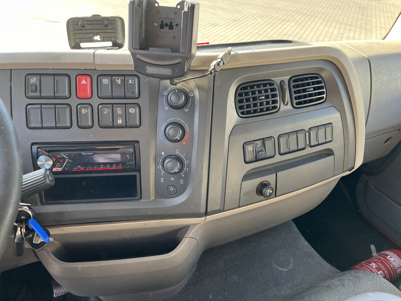 DAF LF 210 FA / 12 Ton / 394 dkm / Box / Loadlift / NL Truck - Box truck: picture 5 DAF LF 210 FA / 12 Ton / 394 dkm / Box / Loadlift / NL Truck - Box truck: picture 5