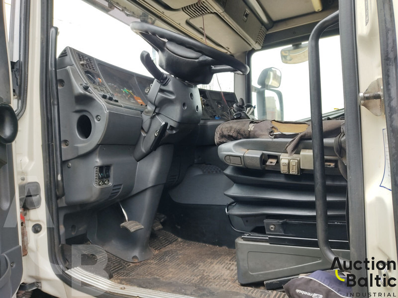 Tractor unit Scania R 124 LA: picture 6