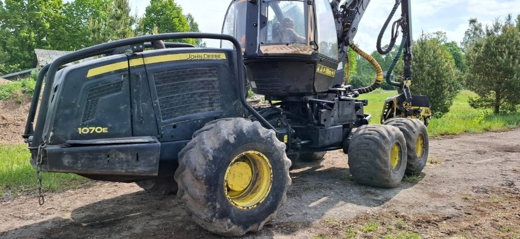 John Deere 1070 E - Forestry harvester: picture 2 John Deere 1070 E - Forestry harvester: picture 2