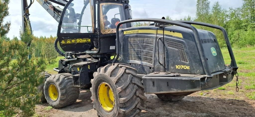 John Deere 1070 E - Forestry harvester: picture 1 John Deere 1070 E - Forestry harvester: picture 1