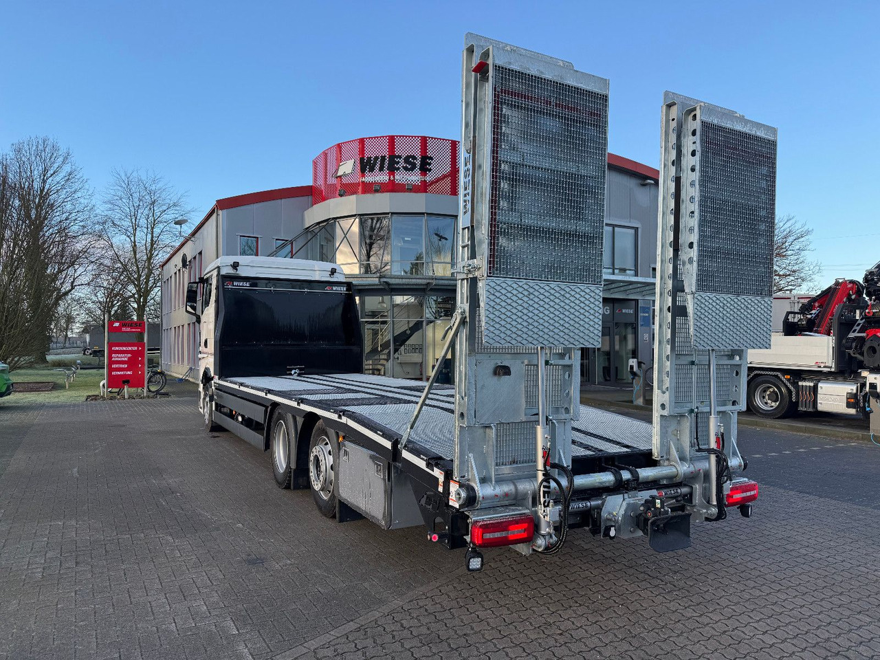 MAN Baumaschinen-  Arbeitsbühnentransporter Rampen - Autotransporter truck: picture 5 MAN Baumaschinen-  Arbeitsbühnentransporter Rampen - Autotransporter truck: picture 5