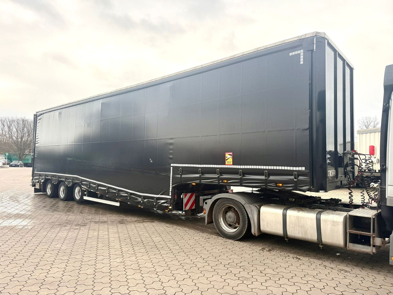 Tiefbett Stufensattel mit Auffahrrampe 25T - Curtainsider semi-trailer: picture 5 Tiefbett Stufensattel mit Auffahrrampe 25T - Curtainsider semi-trailer: picture 5