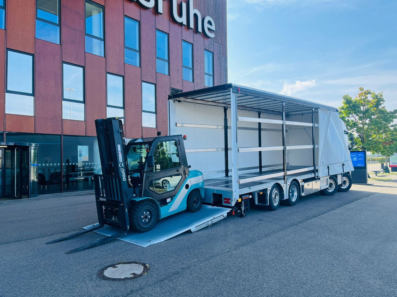 Tow truck Volvo FH 500 8x2 Arbeitsbühnen Transporter LBW 9t: picture 9