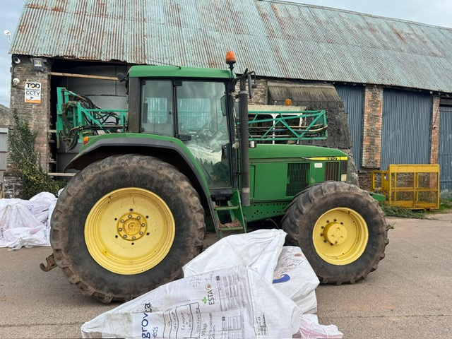 JOHN DEERE 6910 - Farm tractor: picture 2 JOHN DEERE 6910 - Farm tractor: picture 2
