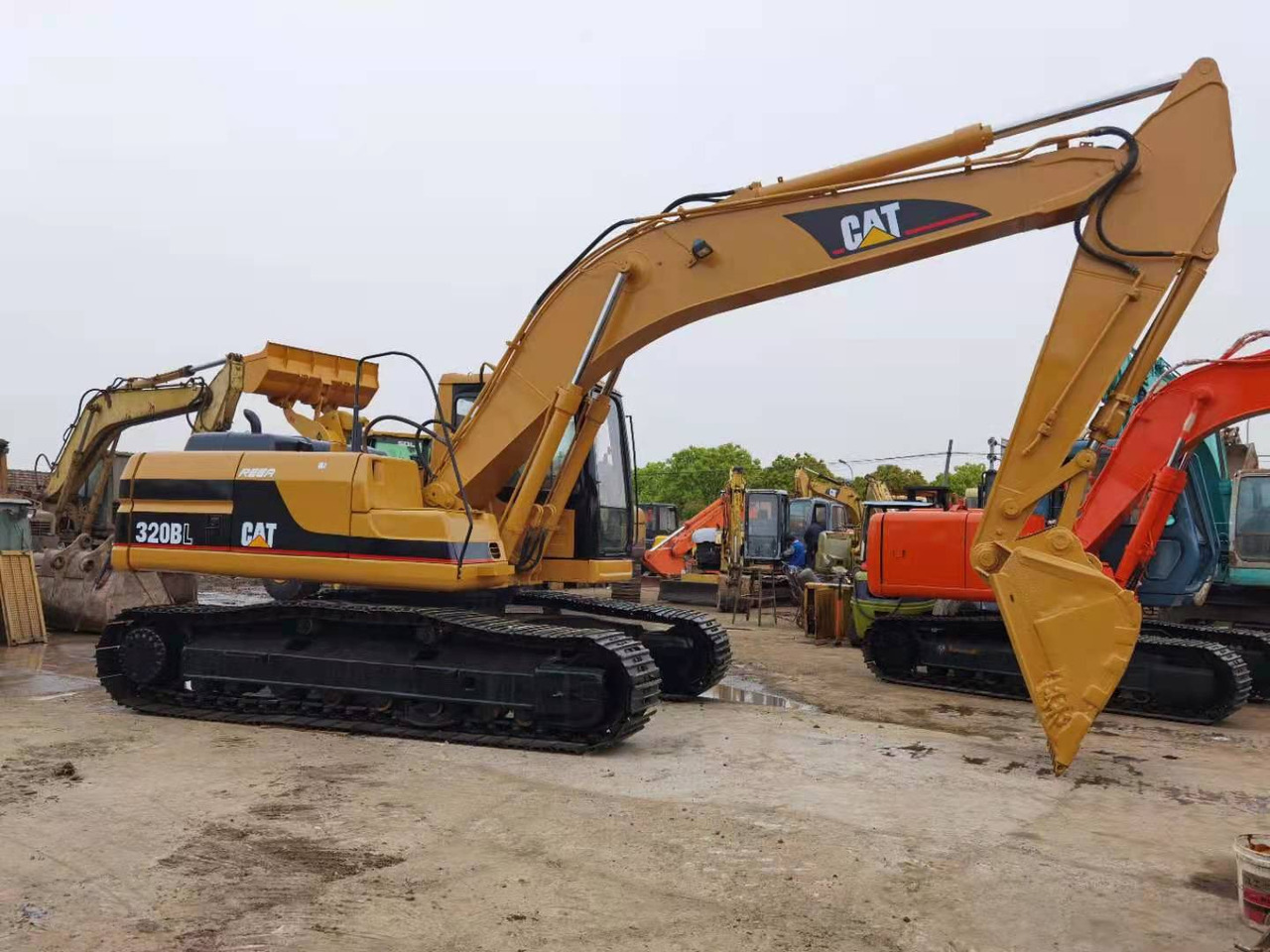CATERPILLAR 320B - Crawler excavator: picture 1 CATERPILLAR 320B - Crawler excavator: picture 1