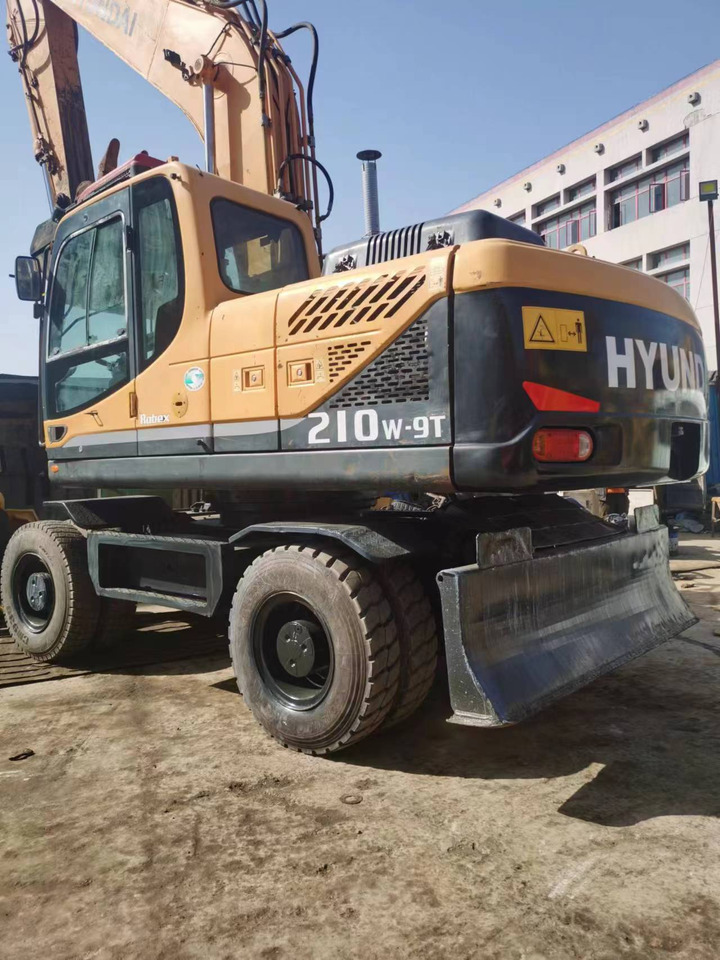 HYUNDAI 210W-9 - Wheel excavator: picture 3 HYUNDAI 210W-9 - Wheel excavator: picture 3