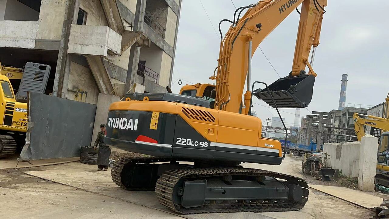 HYUNDAI 220LC-9S - Crawler excavator: picture 3 HYUNDAI 220LC-9S - Crawler excavator: picture 3