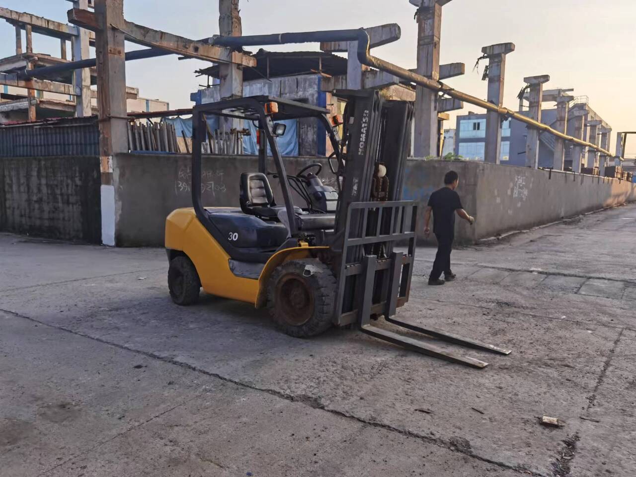 KOMATSU FD30 - Scissor lift: picture 3 KOMATSU FD30 - Scissor lift: picture 3