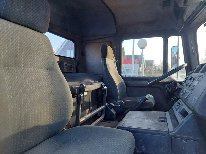 Interior photo 3: Cab chassis truck MAN 26.463 6X4 CHASSIS Interior photo 3: Cab chassis truck MAN 26.463 6X4 CHASSIS