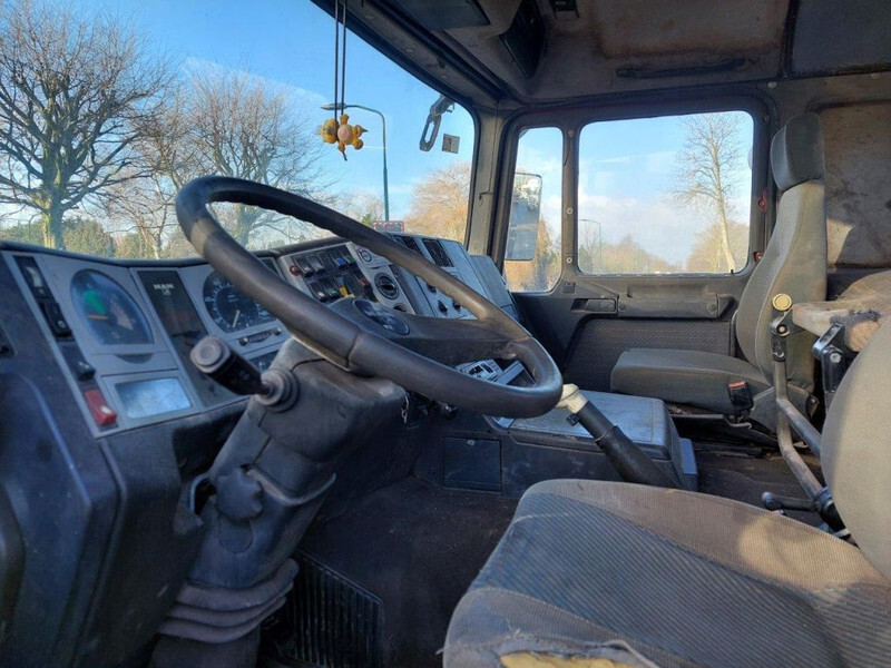 Interior photo 2: Cab chassis truck MAN 26.463 6X4 CHASSIS Interior photo 2: Cab chassis truck MAN 26.463 6X4 CHASSIS