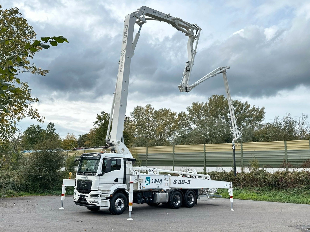 MAN TGS 26.510 6x4 SWAN TSP 38-5 160RZ ( 38m ) - Concrete pump truck: picture 2 MAN TGS 26.510 6x4 SWAN TSP 38-5 160RZ ( 38m ) - Concrete pump truck: picture 2