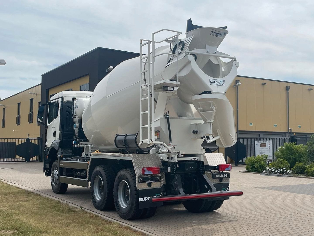 MAN TGS 33.440 6X4 / 6X6 /Euro6e EuromiX EM 8 - Concrete mixer truck: picture 4 MAN TGS 33.440 6X4 / 6X6 /Euro6e EuromiX EM 8 - Concrete mixer truck: picture 4