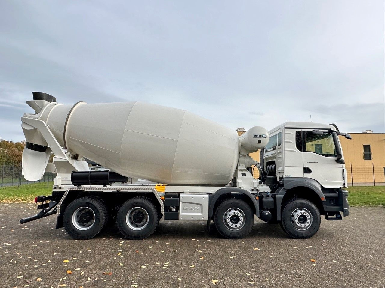 Concrete mixer truck MAN TGS 41.440 8x4 /Euro6e Euromix  EM 10 L: picture 8