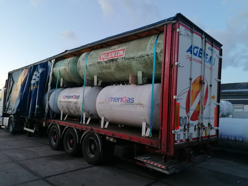 Curtain semi-trailer with used aboveground 2700 &4850L tanks Gas, Gaz, LPG, GPL, Propane, Butane tank ID 8.370 - Tank semi-trailer: picture 1 Curtain semi-trailer with used aboveground 2700 &4850L tanks Gas, Gaz, LPG, GPL, Propane, Butane tank ID 8.370 - Tank semi-trailer: picture 1
