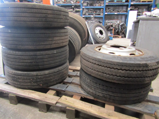 MITSUBISHI FUSO (6) WHEELS AND TYRES 205/75/17.5 8-10MM TREAD 32MM HOLES SET OF 6 - Tire for Truck: picture 1 MITSUBISHI FUSO (6) WHEELS AND TYRES 205/75/17.5 8-10MM TREAD 32MM HOLES SET OF 6 - Tire for Truck: picture 1