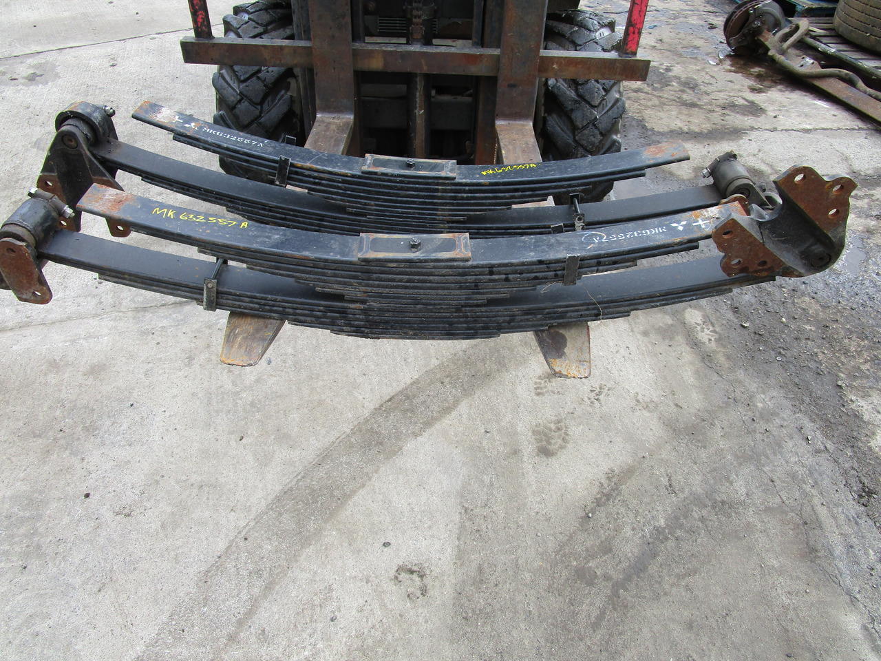 MITSUBISHI FUSO 8T REAR SPRINGS MK632557 - Suspension for Truck: picture 1 MITSUBISHI FUSO 8T REAR SPRINGS MK632557 - Suspension for Truck: picture 1