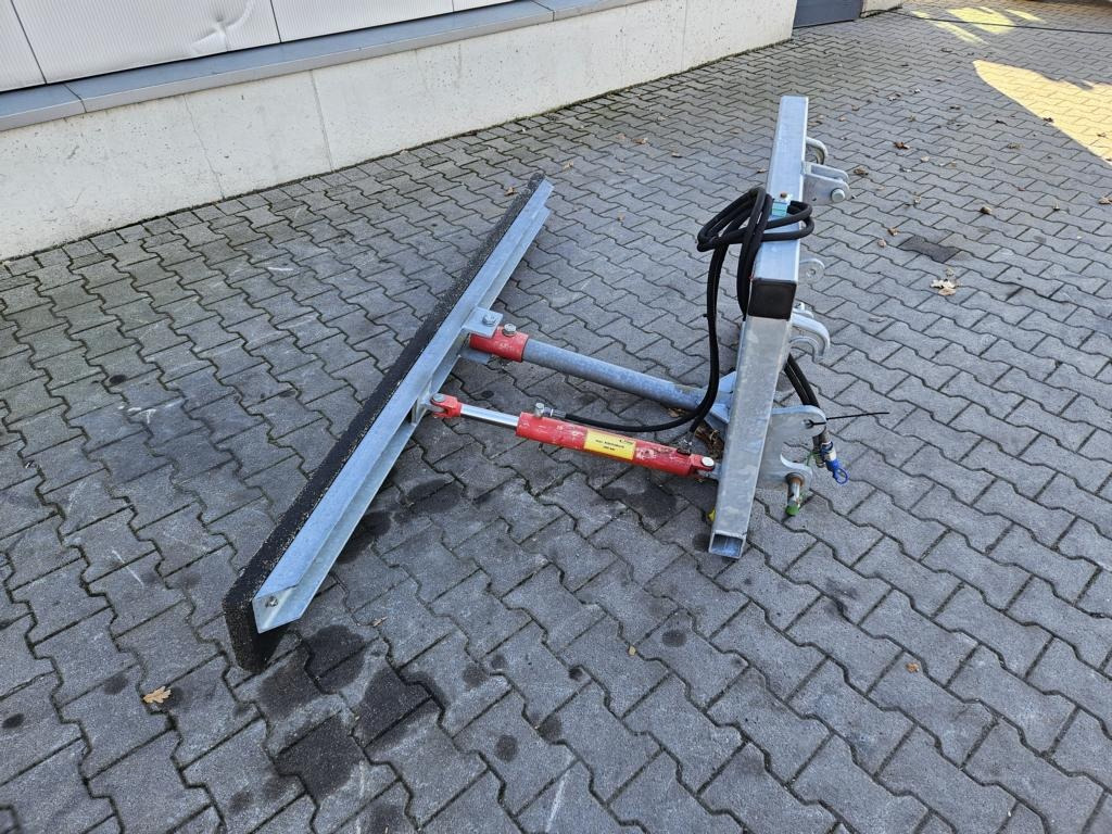 Fliegl Gummi-Schiebeschild - Front loader for tractor: picture 4 Fliegl Gummi-Schiebeschild - Front loader for tractor: picture 4