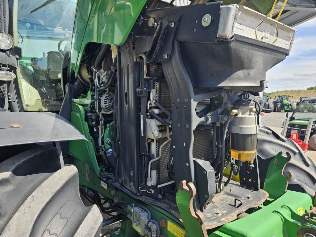 John Deere 6210R - Farm tractor: picture 3 John Deere 6210R - Farm tractor: picture 3