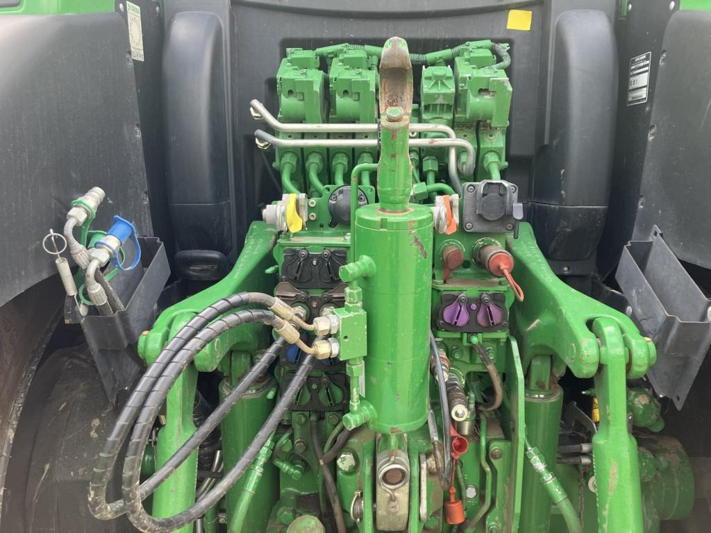 Farm tractor John Deere 6215R: picture 31