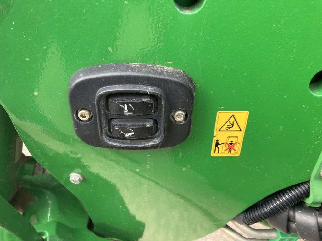 Farm tractor John Deere 6215R: picture 17