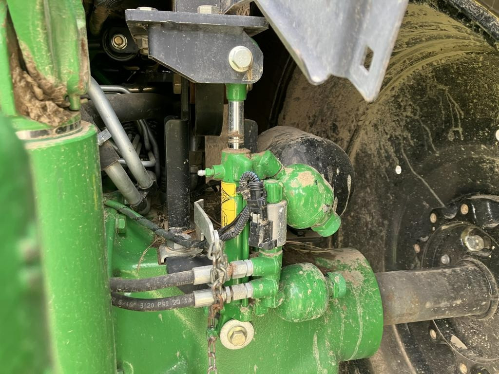 Farm tractor John Deere 6215R: picture 29