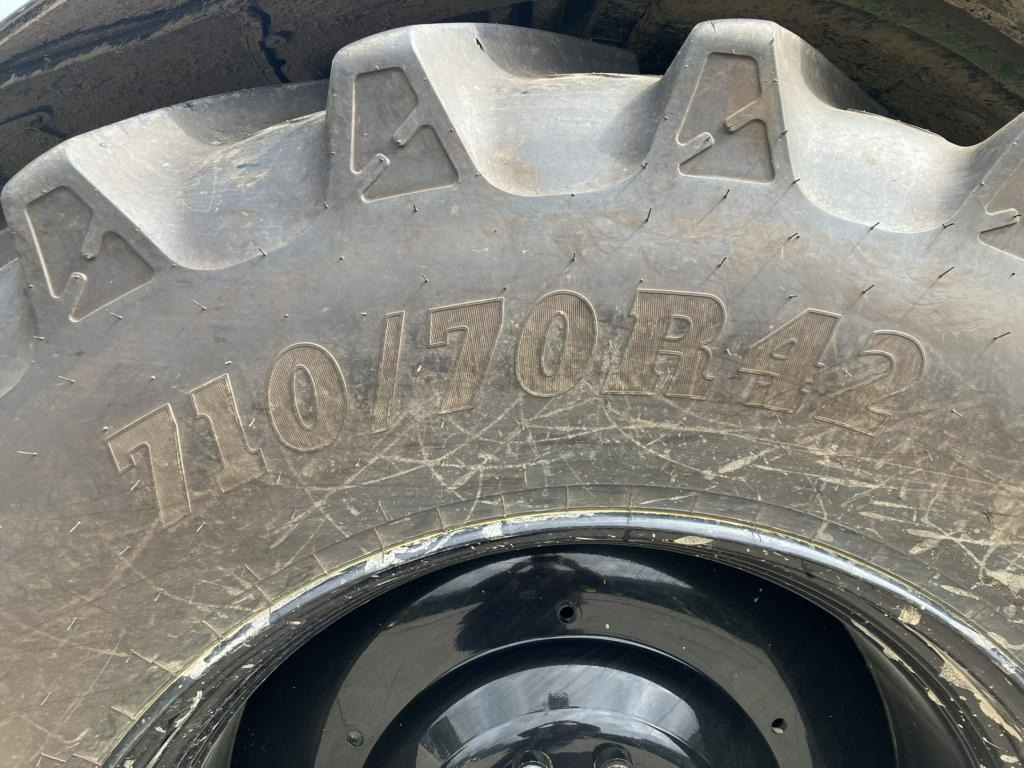 Farm tractor John Deere 6215R: picture 26