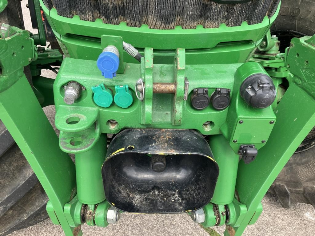 Farm tractor John Deere 6215R: picture 18
