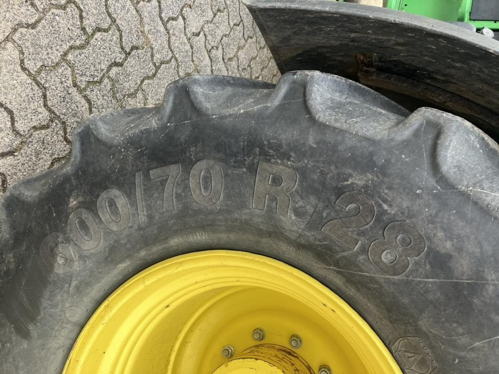 John Deere 6215R - Farm tractor: picture 4 John Deere 6215R - Farm tractor: picture 4