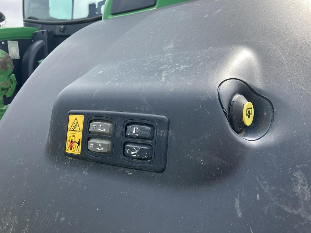 Farm tractor John Deere 6215R: picture 27