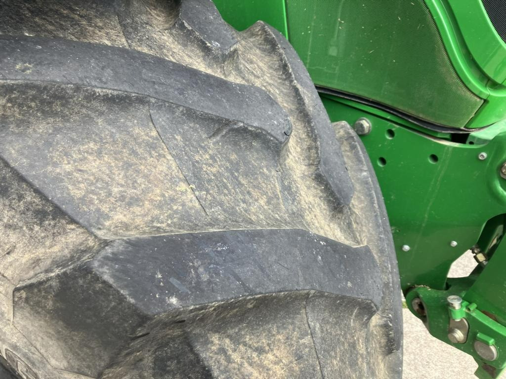 Farm tractor John Deere 6215R: picture 19