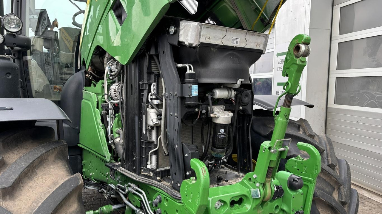 John Deere 6R215 - Farm tractor: picture 2 John Deere 6R215 - Farm tractor: picture 2