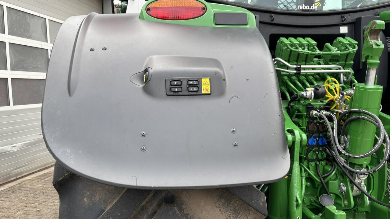 John Deere 6R215 - Farm tractor: picture 5 John Deere 6R215 - Farm tractor: picture 5