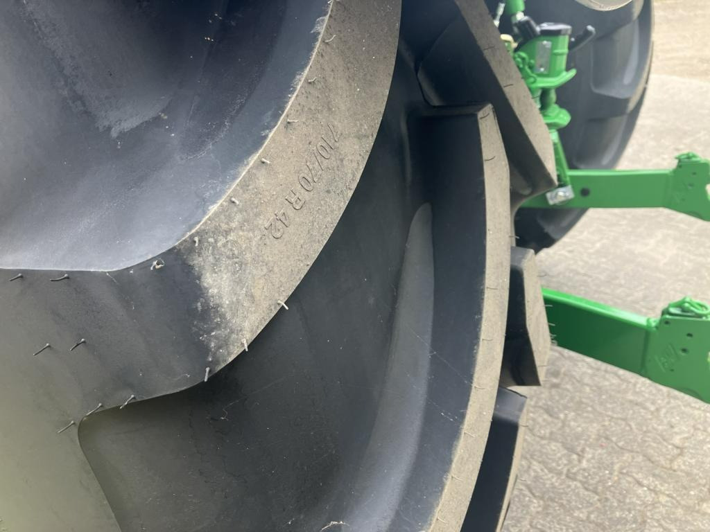 John Deere 6R215 - Farm tractor: picture 5 John Deere 6R215 - Farm tractor: picture 5