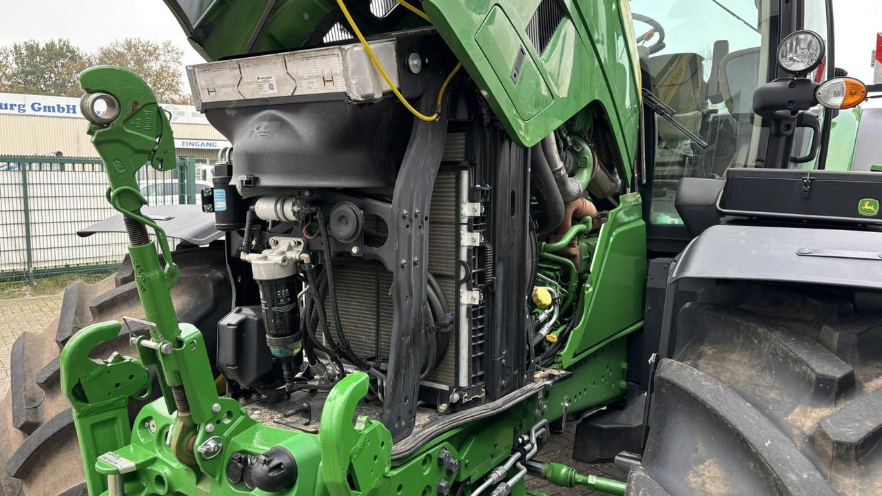 John Deere 6R215 - Farm tractor: picture 3 John Deere 6R215 - Farm tractor: picture 3