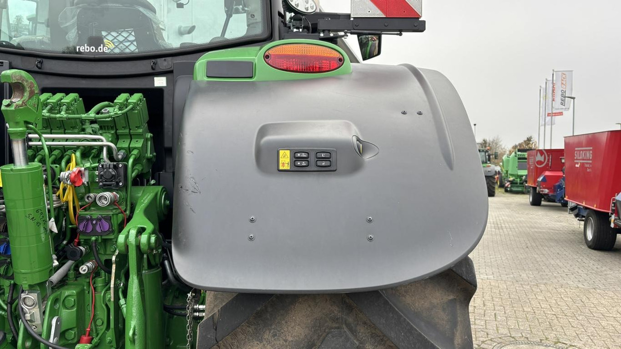 John Deere 6R215 - Farm tractor: picture 4 John Deere 6R215 - Farm tractor: picture 4