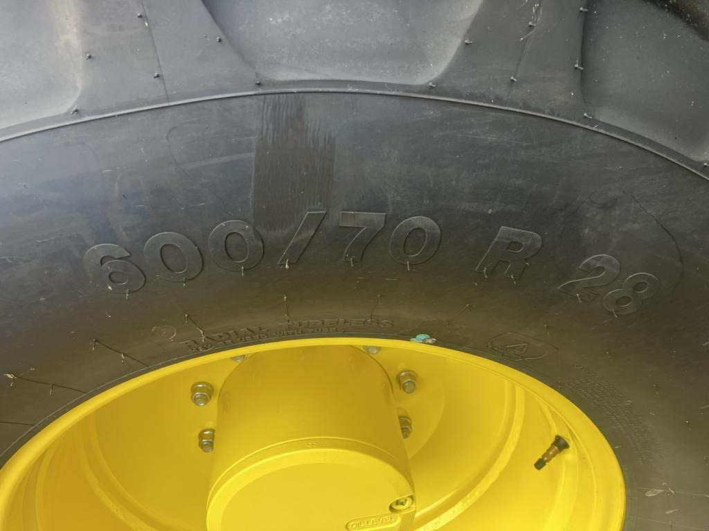 John Deere 6R215 - Farm tractor: picture 4 John Deere 6R215 - Farm tractor: picture 4