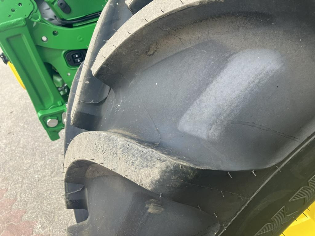 John Deere 6R215 - Farm tractor: picture 2 John Deere 6R215 - Farm tractor: picture 2