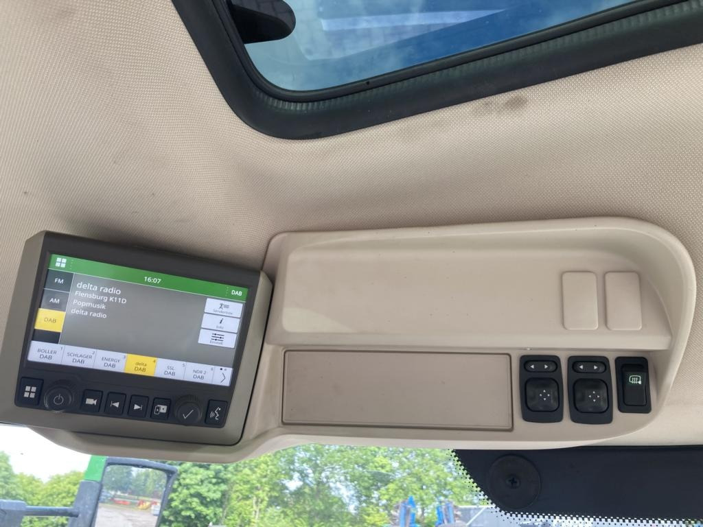 John Deere 6R230 - Farm tractor: picture 2 John Deere 6R230 - Farm tractor: picture 2