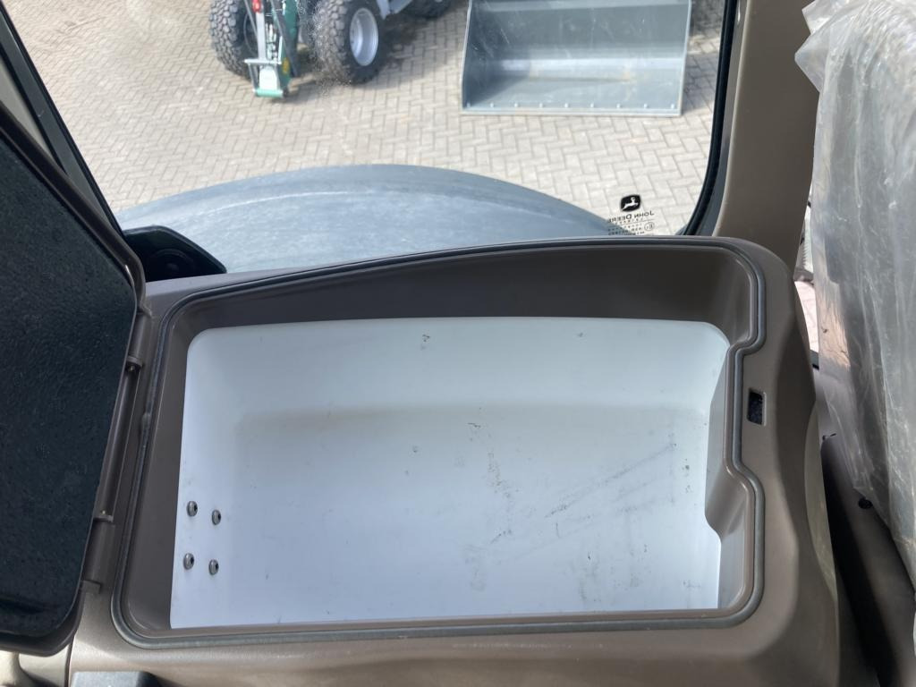 John Deere 6R230 - Farm tractor: picture 3 John Deere 6R230 - Farm tractor: picture 3