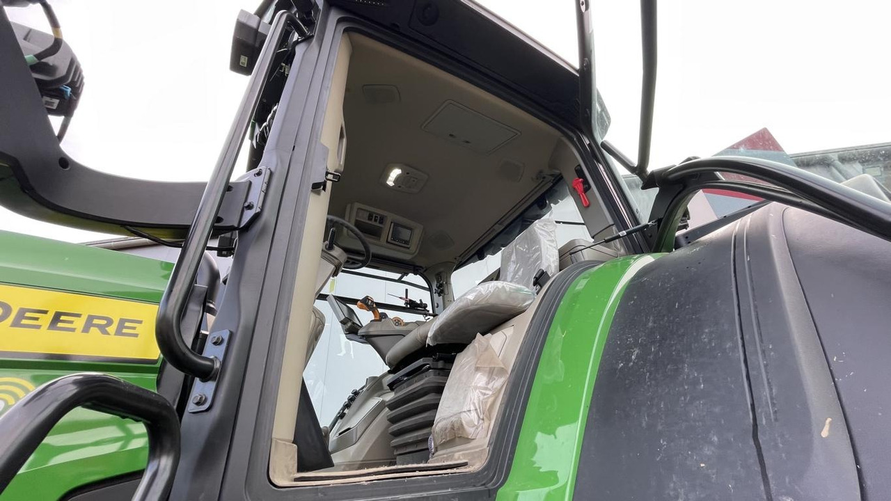 New Farm tractor John Deere TRAKTOR 8R410: picture 16
