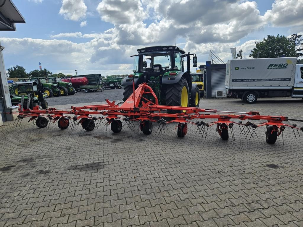 Kuhn GF8702 - Tedder/ Rake: picture 1 Kuhn GF8702 - Tedder/ Rake: picture 1