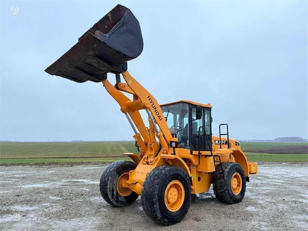 Hyundai HL757-7, third line - Wheel loader: picture 2 Hyundai HL757-7, third line - Wheel loader: picture 2