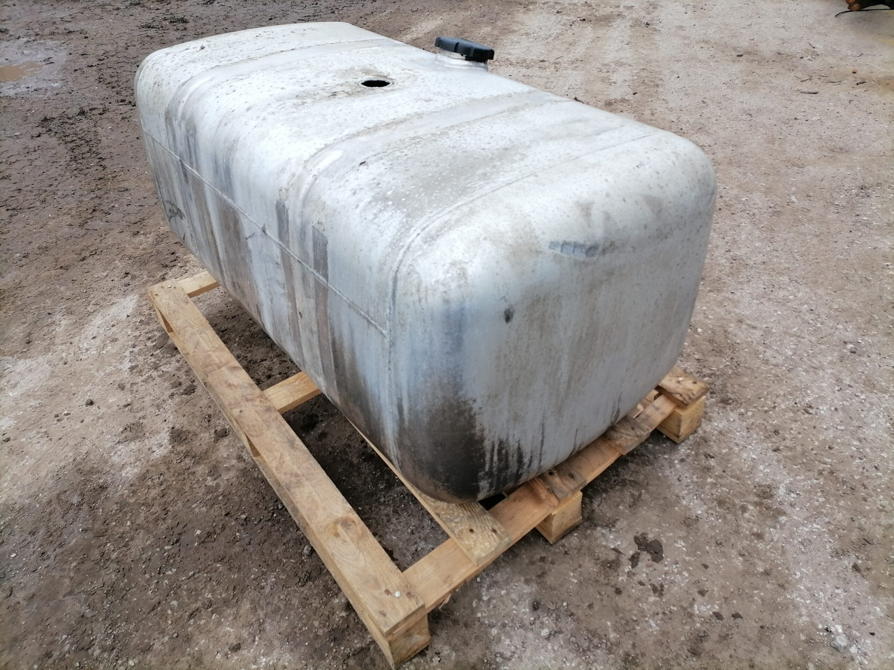 Mercedes-Benz Kütusepaak 390L A9604701303 - Fuel tank for Truck: picture 3 Mercedes-Benz Kütusepaak 390L A9604701303 - Fuel tank for Truck: picture 3