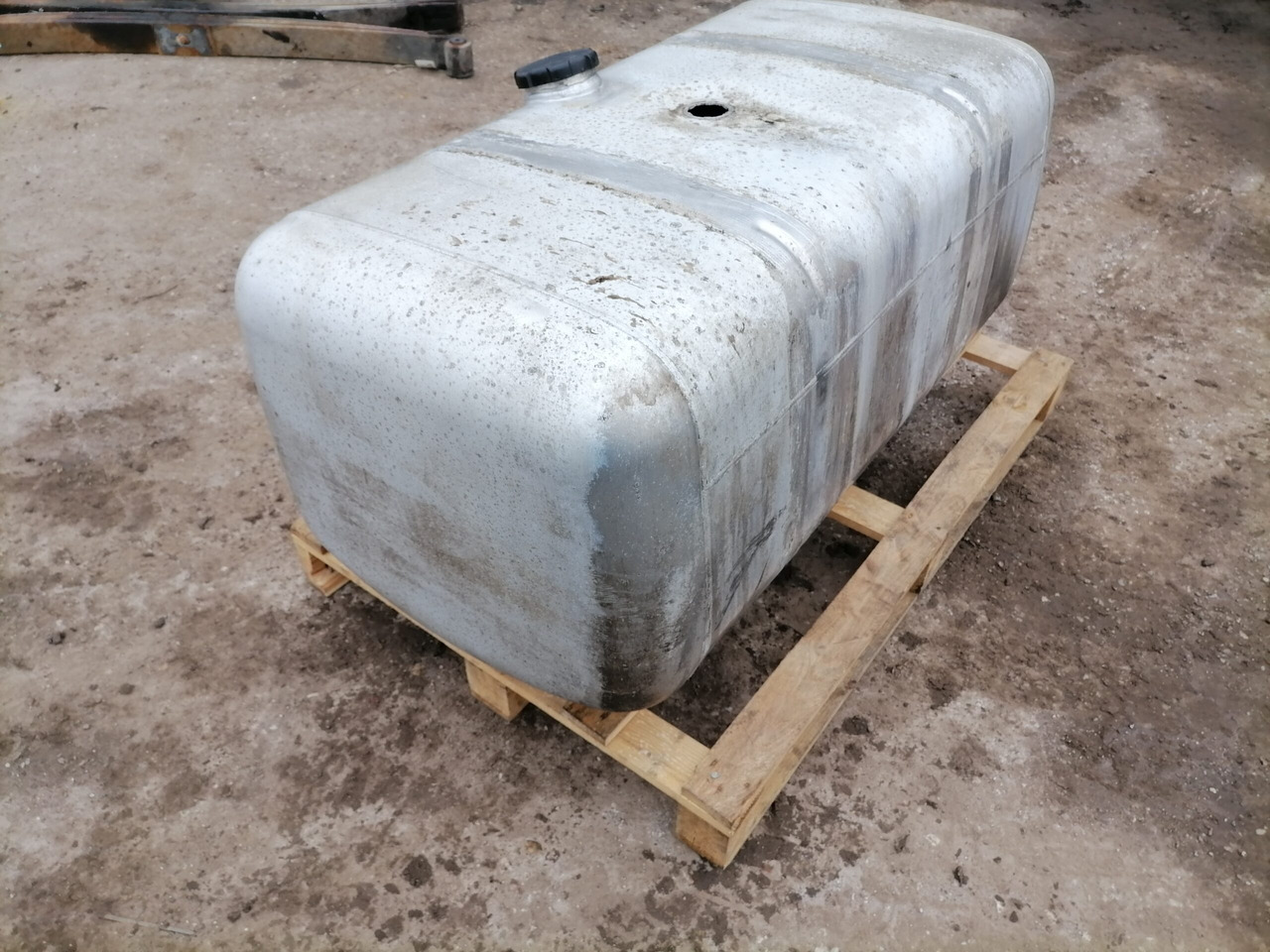 Mercedes-Benz Kütusepaak 390L A9604701303 - Fuel tank for Truck: picture 2 Mercedes-Benz Kütusepaak 390L A9604701303 - Fuel tank for Truck: picture 2