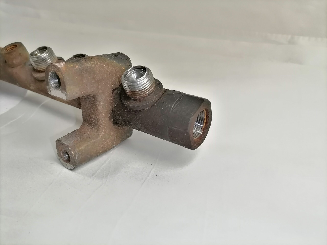 Scania Fuel mainfold 2130085 - Fuel processing/ Fuel delivery for Truck: picture 2 Scania Fuel mainfold 2130085 - Fuel processing/ Fuel delivery for Truck: picture 2