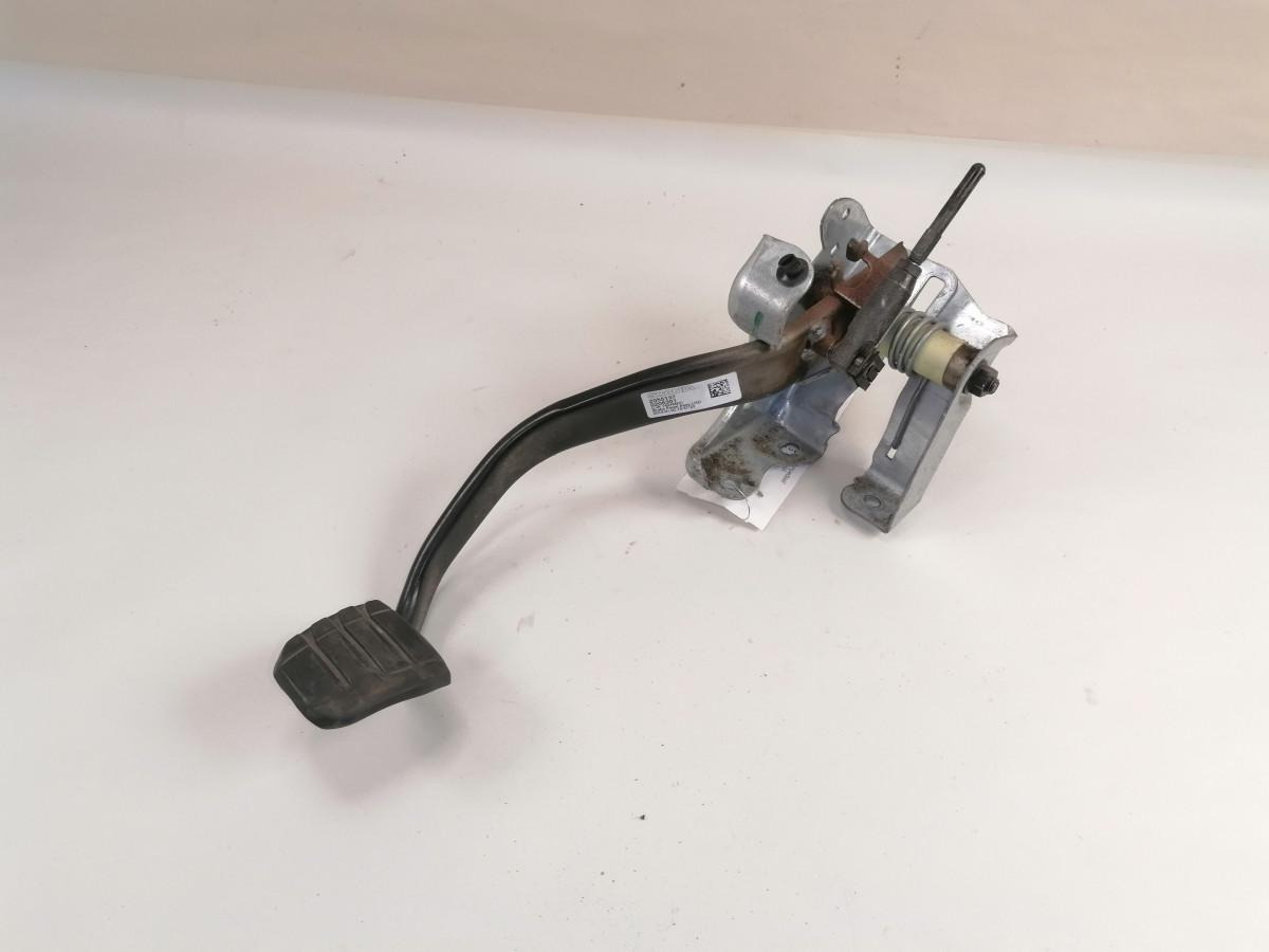 Scania Piduripedaal 2055137 - Fuel processing/ Fuel delivery for Truck: picture 2 Scania Piduripedaal 2055137 - Fuel processing/ Fuel delivery for Truck: picture 2